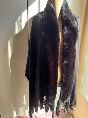 Luxury black scarf like new with fur details