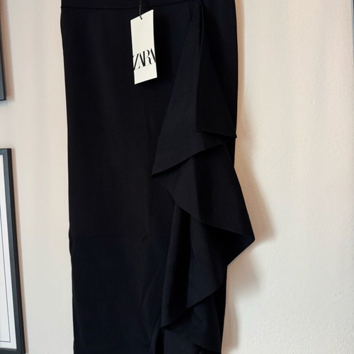 Pencil skirt Zara new, black, size Small with ruffle detail