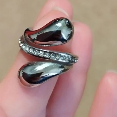 Women's stainless steel ring size 57, like new, silver color