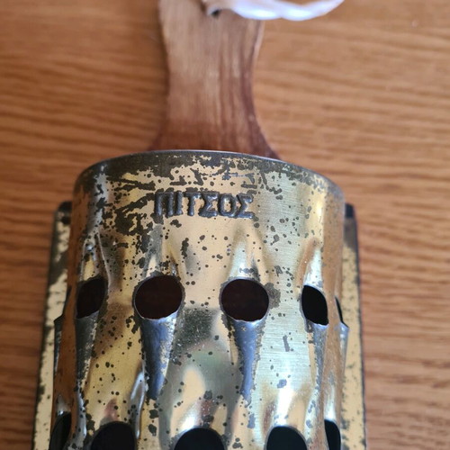 Pitsos grater used with wooden base