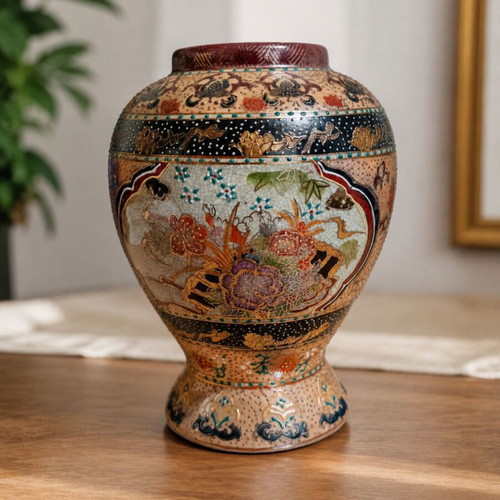 Satsuma decorative vase 19cm in like new condition