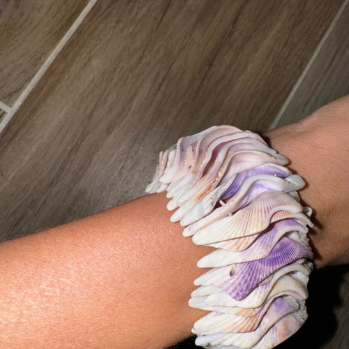 Shell bracelet like new with elastic, white and purple