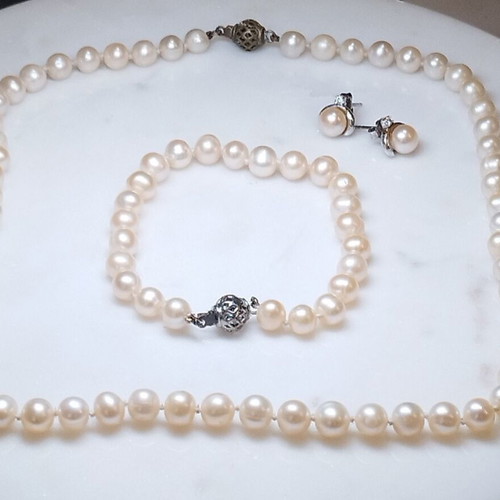 Majorica pearls Spain new with original box, ivory color, 7-9mm
