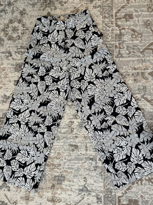 Lynne Pants Size 38 Like New Black and White