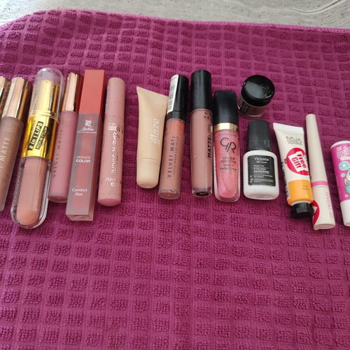 Makeup set like new with lipsticks, lip gloss, eyeliner, and brush