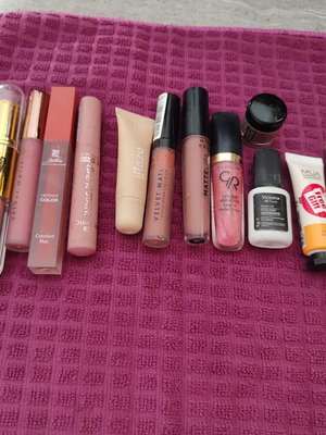 Makeup set like new with lipsticks, lip gloss, eyeliner, and brush