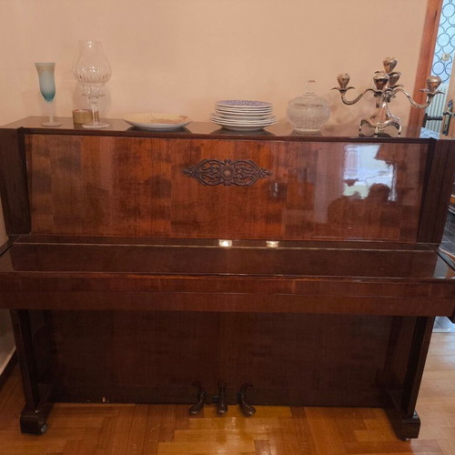 Akkopq Piano like new with three pedals