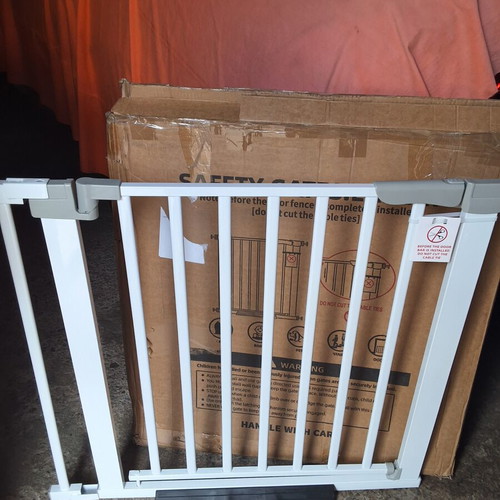 Self-Closing Safety Gate for Pets and Children, New, Metal
