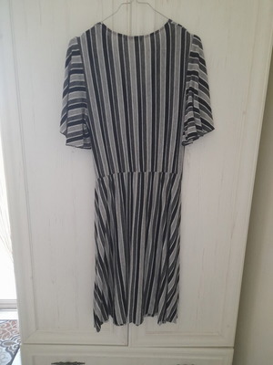 Dress with V neckline, like new, black and white, size M