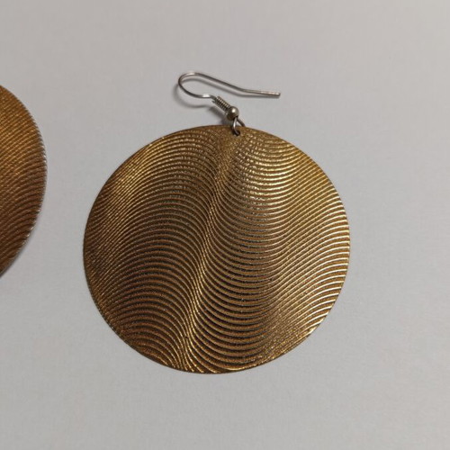 Earrings with embossed wavy lines, like new, gold color