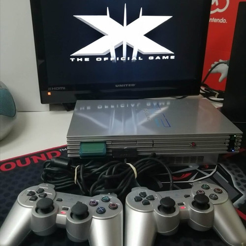 Playstation 2 Fat Silver SCPH-50004 σαν καινούργιο με 2 χειριστήρια και 2 παιχνίδια