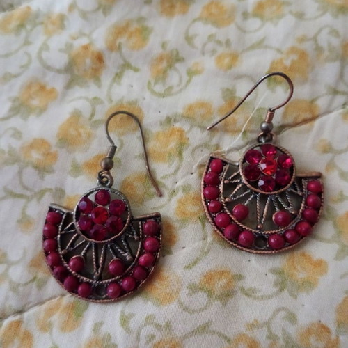 Necklace and earrings used with red stones
