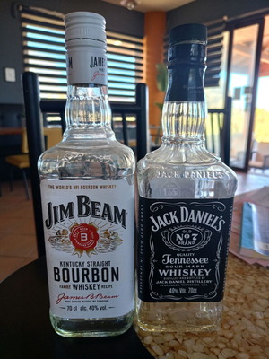 Jim Beam και Jack Daniel's άδειες γυάλινες φιάλες ουίσκι, σετ 2