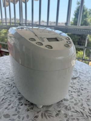 Sencor bread maker with 1.35 kg capacity