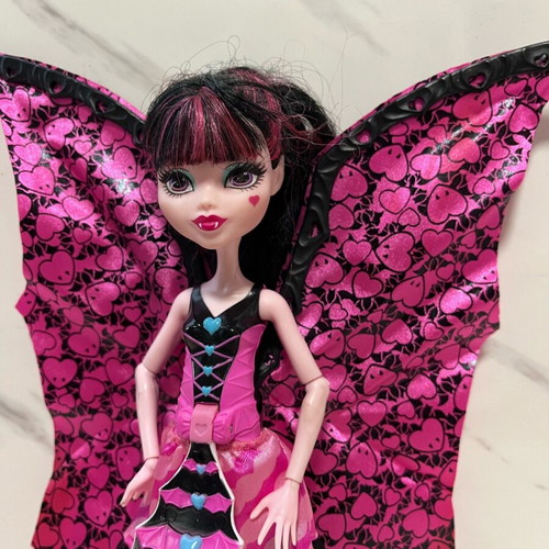 Monster High Draculaura doll with wings like new, slight wing defect