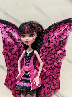 Monster High Draculaura doll with wings like new, slight wing defect