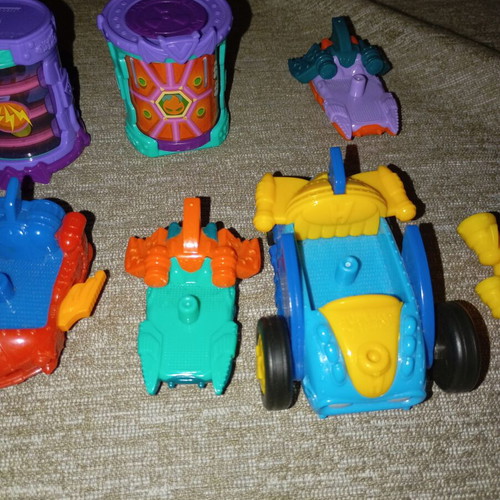 SuperZings set with hideout, vehicles & capsules