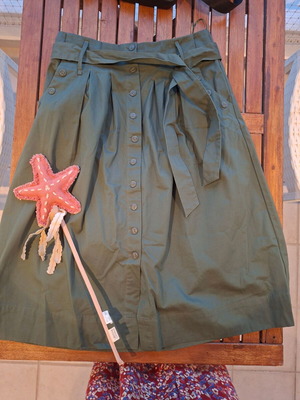 Attrattivo midi khaki skirt with buttons and belt, size S