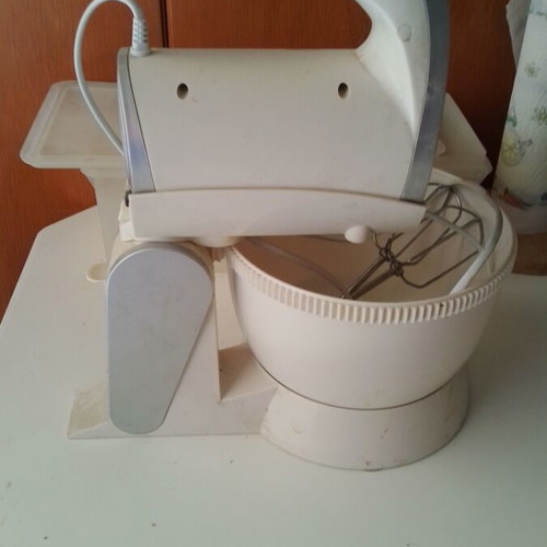 Fest Hand Mixer with Base and Rotating Bowl used, broken bowl
