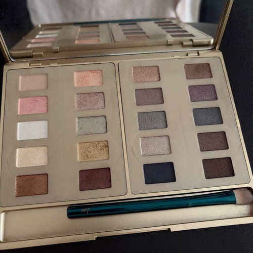Boots eye shadow palette with 20 shades and large mirror like new