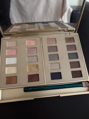 Boots eye shadow palette with 20 shades and large mirror like new