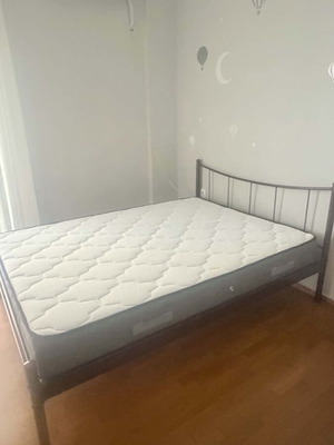 Διπλό κρεβάτι με στρώμα σαν καινούργιο