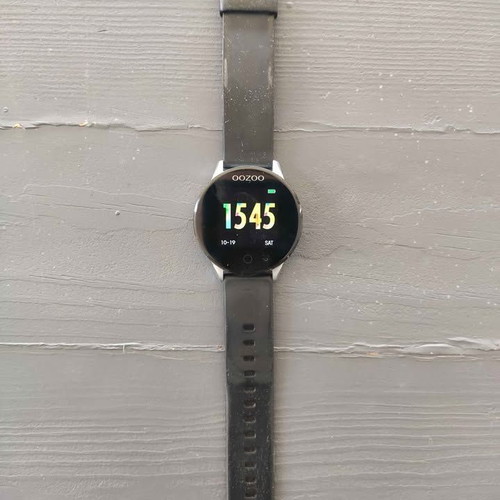 OOZOO Smartwatch Q00134 like new with two straps and charging dock