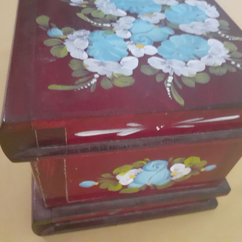 Collectible wooden jewelry box like new with key