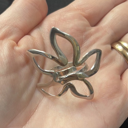 Silver flower ring like new