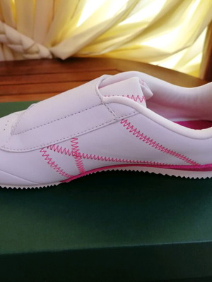 Lacoste Дамски Кожени Обувки Номер 39 Бели с Фуксия Детайли Нови