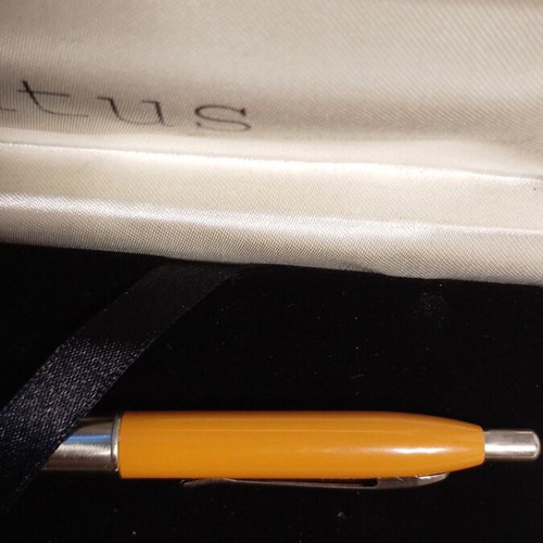 Vintage Status pen case with silver and tan metal pen like new