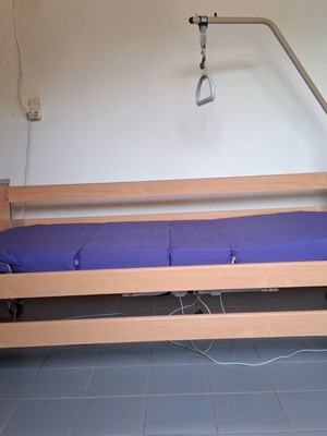 Νοσοκομειακό ηλεκτρικό κρεβάτι σαν καινούργιο