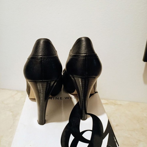 Nine West leather black pumps with gold details used
