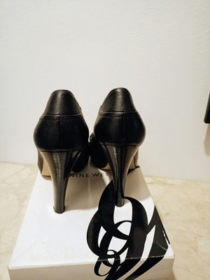Nine West leather black pumps with gold details used
