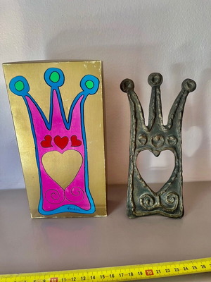 Handmade crown-shaped sculpture frame by Nikos Giorgos Papoutsidis used