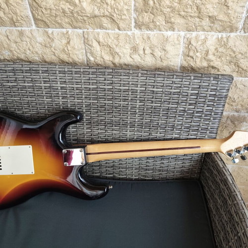 Electric guitar like new, classic double cutaway shape, sunburst finish