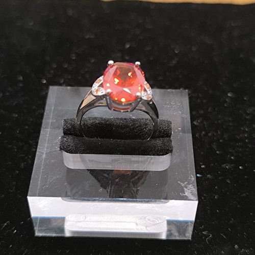 Ring with Large Red Crystal new, elegant fashion jewelry
