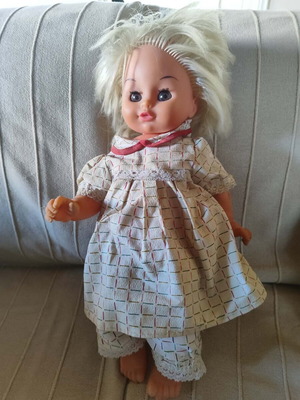 Vintage 80's doll used in very good condition