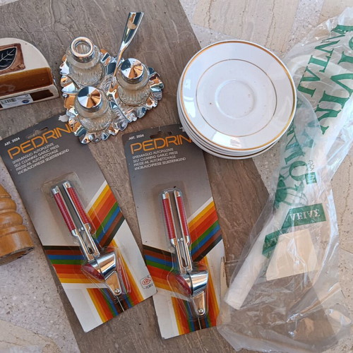 Kitchen items like new, various, including cup-sized mats