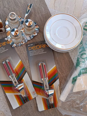 Kitchen items like new, various, including cup-sized mats