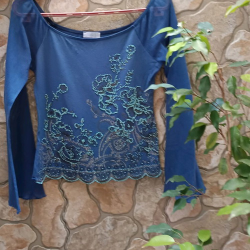 T-shirt used one size turquoise with embossed design