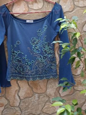 T-shirt used one size turquoise with embossed design