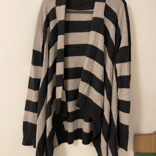 Cardigan like new, very soft and comfortable