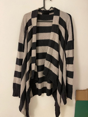Cardigan like new, very soft and comfortable