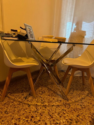 Γυάλινο τραπέζι με τέσσερις καρέκλες μεταχειρισμένο