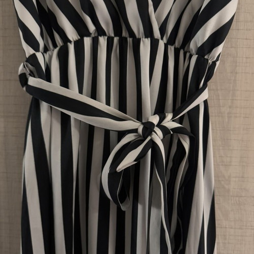 Maxi dress striped black and white with belt and V neckline like new, made in Italy