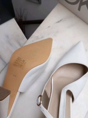 Kazaku white pumps size 40, heel height 9.5 cm