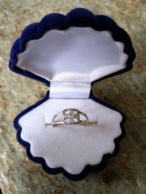 Silver ring with zircon new, size 56-57