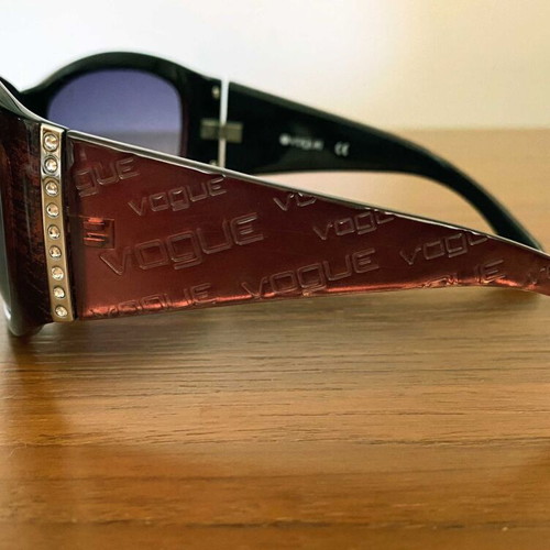 Authentic women's sunglasses Vogue with their case