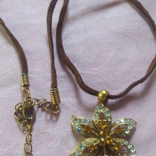 Vintage style necklace with flower pendant on leather cord like new